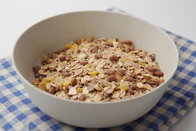 Musli casero en un recipiente sobre negro