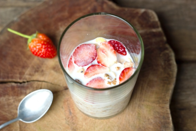 Musli crujiente (avena integral) servido con fresas frescas