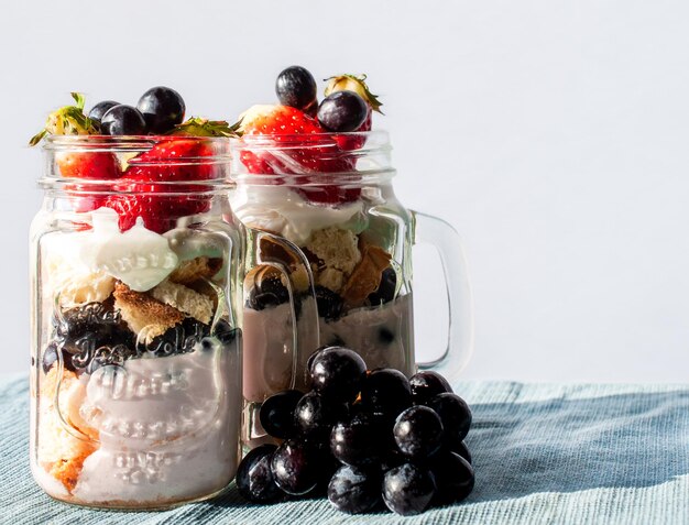 Musli servido com iogurte e frutas frescas