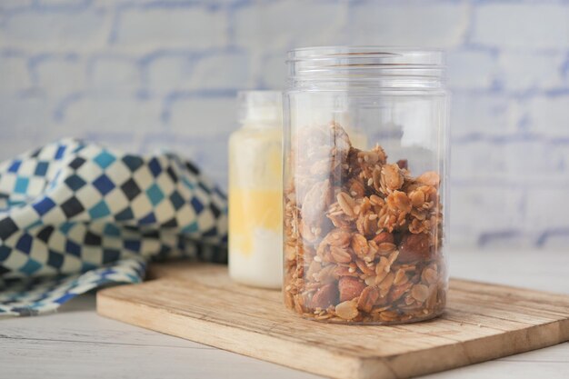 Musli de yogur y granola en un frasco en la mesa