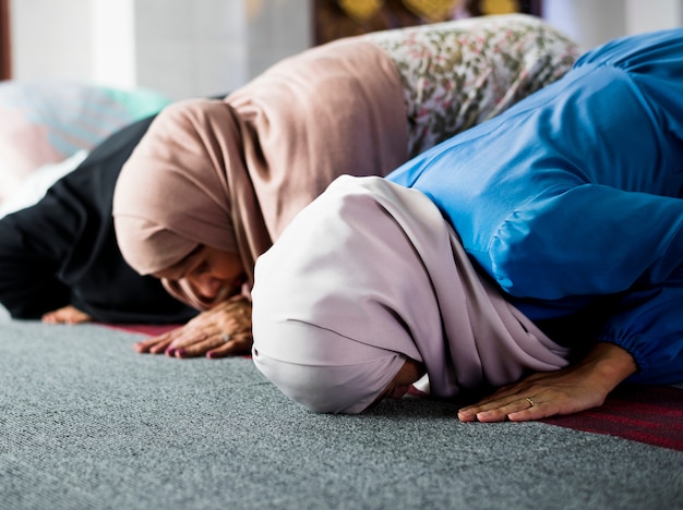 Muslim, der in der Stellung von Sujud betet