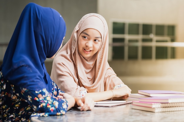 Foto muslim student lesebuch