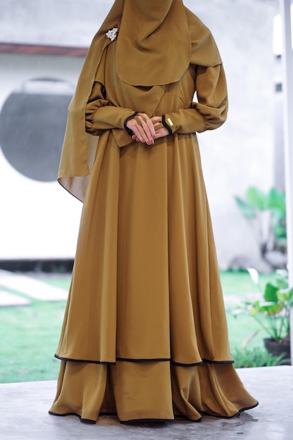 Foto muslimah-abaya-kleidung aus olivfarbenen stoffen