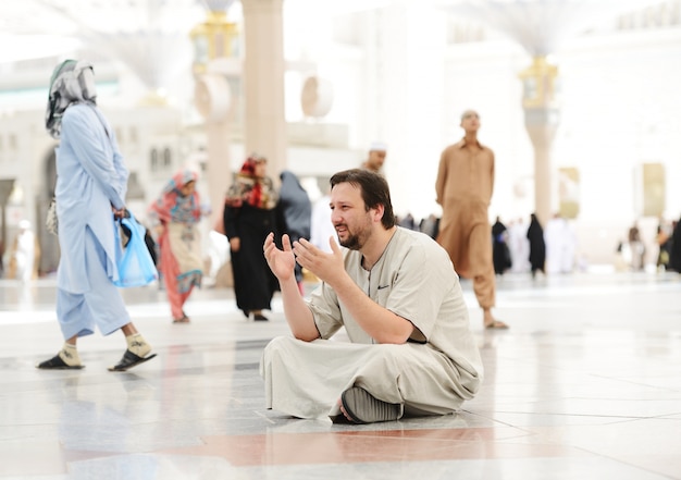 Muslime beten in Medina-Moschee
