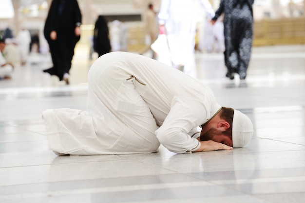 Muslime beten in Medina-Moschee