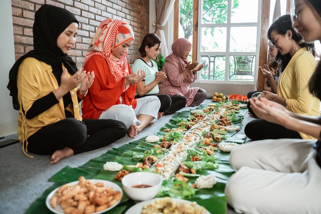 Muslime beten vor dem Essen