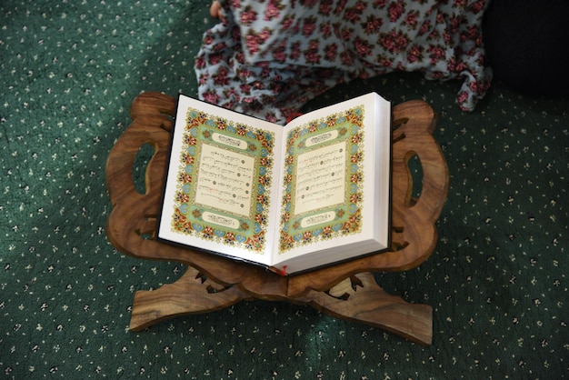 Foto muslime in der moschee lesen gemeinsam den koran konzept der islamischen bildung