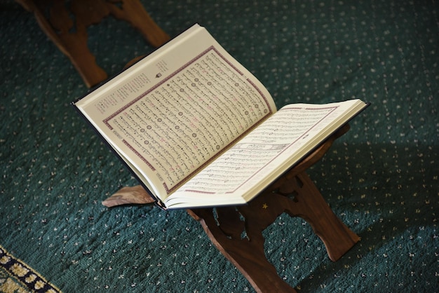 Muslime in der Moschee lesen gemeinsam den Koran Konzept der islamischen Bildung