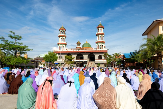 Muslime kommen zusammen, um an wichtigen religiösen Tagen zu beten.