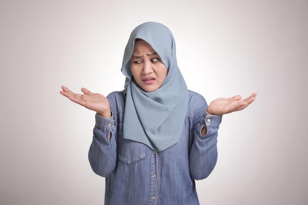 Muslimin verwirrt sich bei der Entscheidung zwischen rechts und links