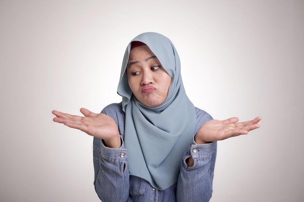 Muslimin verwirrt sich bei der Entscheidung zwischen rechts und links