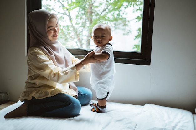Muslimische asiatische Mutter und ihr Kind