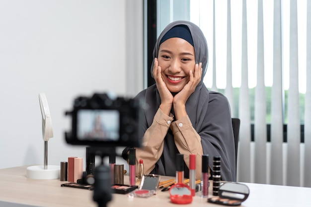 Muslimische Bloggerin ist anwesend Make-up-Tutorial Beauty Cosmetic Review Produkt und sendet Live-Streaming-Video zum Online-Unterricht auf dem Kamerabildschirm im Bürostudio