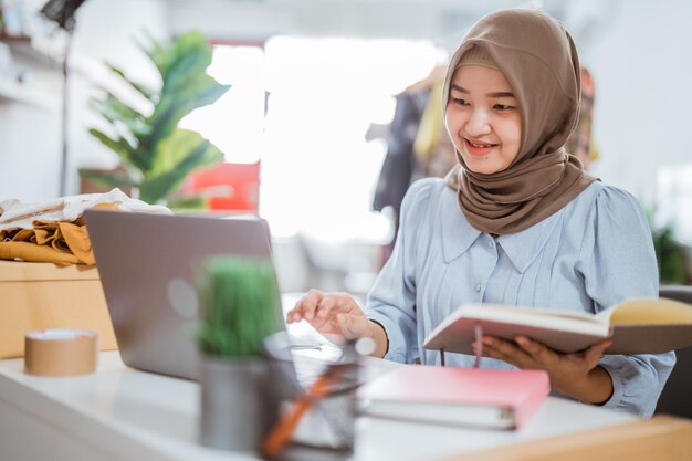 Muslimische Designer verkaufen ihre Produkte online über den E-Commerce-Marktplatz