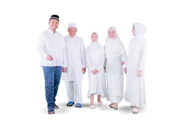 Muslimische Familie der drei Generationen, die auf Studio geht