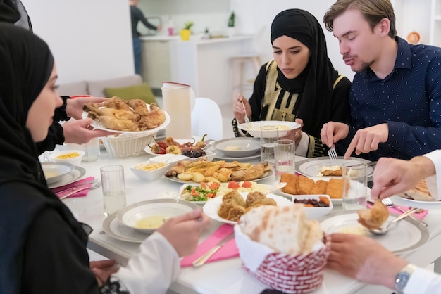 Muslimische Familie macht Iftar Dua, um während des Ramadan das Fasten zu brechen.