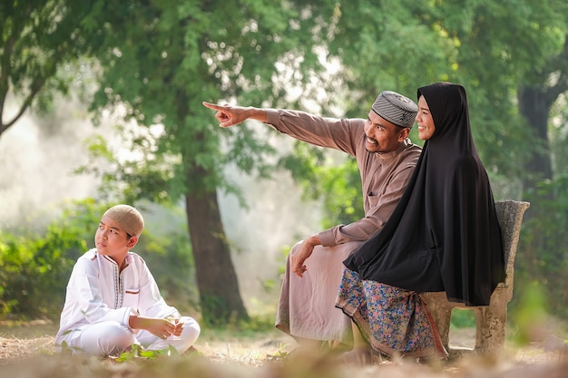 Muslimische familie mit warmem licht am morgen