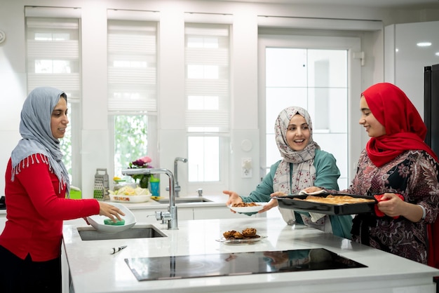 Muslimische Familie und Freunde treffen sich zu Hause zum Abendessen in hoher Qualität