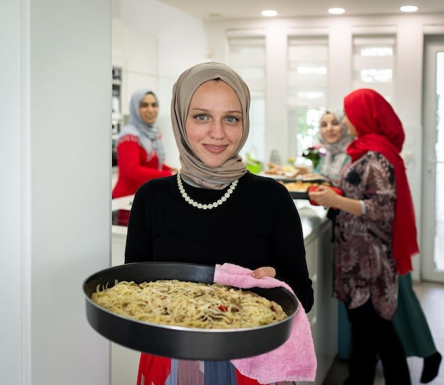 Muslimische Familie und Freunde treffen sich zu Hause zum Abendessen in hoher Qualität