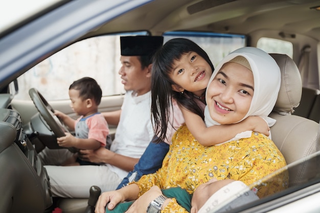 Muslimische Familien reisen mit dem Auto während der Eid Mubarak Feier