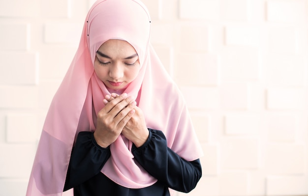 Muslimische Frau beten im Hijab