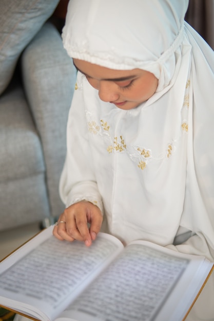 Muslimische Frau, die Koran liest