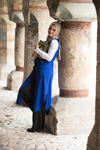 Foto muslimische frau liest den koran