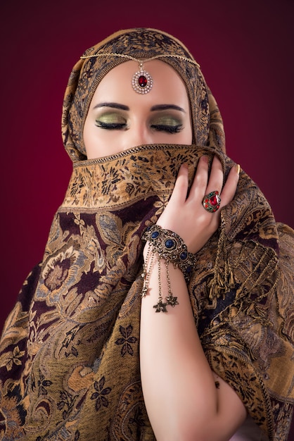 Muslimische Frau mit schönen Schmuck