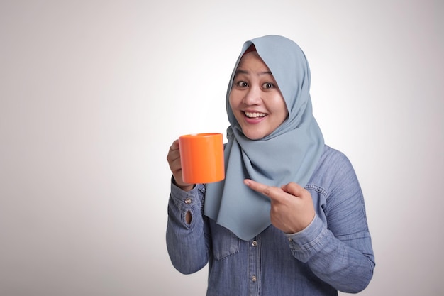 Muslimische Frau trinkt Tee oder Kaffee