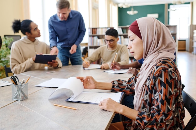 Muslimische Frau während des Unterrichts