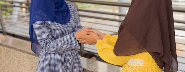 Muslimische Frauen begrüßen einander.