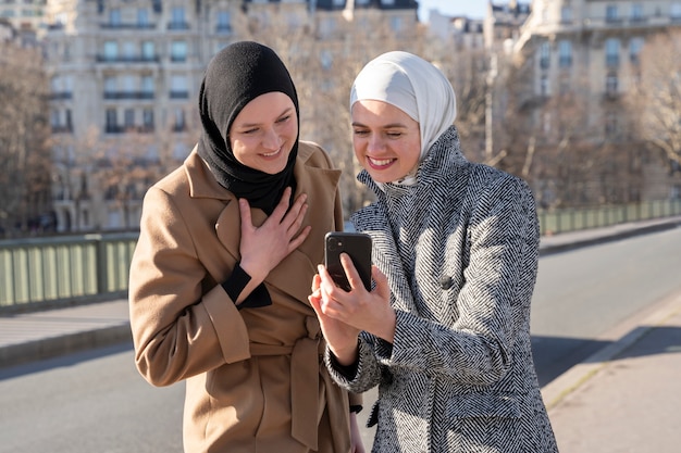 Foto muslimische frauen, die zusammen in paris reisen