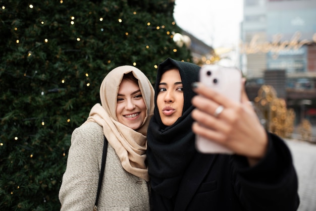 Foto muslimische frauen, die zusammen reisen