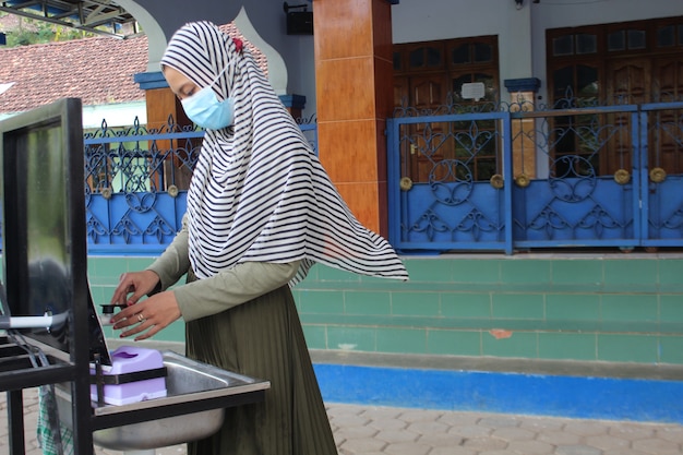 Muslimische Frauen waschen sich die Hände