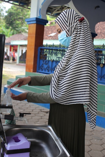 Muslimische Frauen waschen sich die Hände