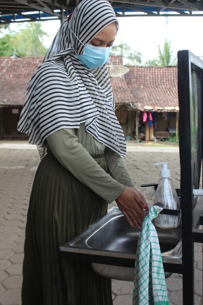 Muslimische Frauen waschen sich die Hände