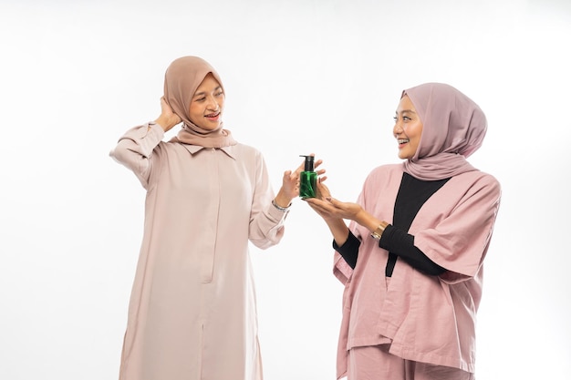 Muslimische Freundin empfiehlt ihrer Freundin ein Produkt