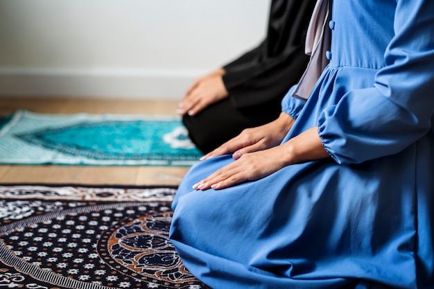 Muslimische Gebete in Tashahhud-Haltung