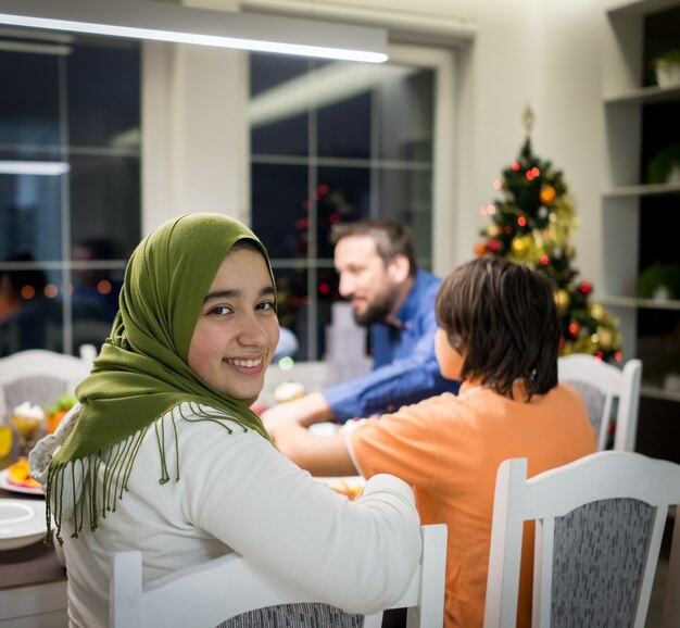 Muslimische interreligiöse Familie mit Weihnachtsbaum