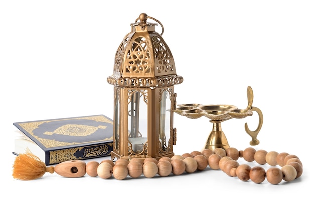 Muslimische Lampe, Tasbih und Koran auf weißem Hintergrund