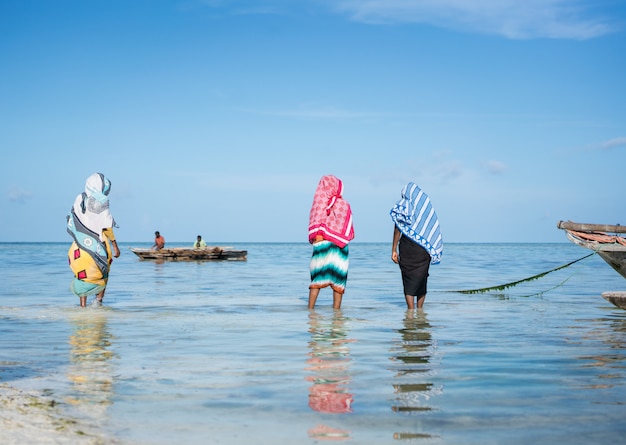 Muslimische Mädchen im tropischen Meerwasser