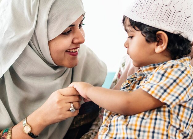 Muslimische Mutter und ihr Sohn