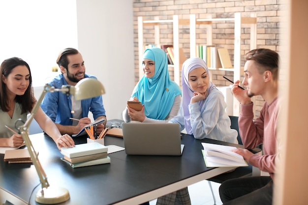 Muslimische Studenten mit ihren Klassenkameraden in der Bibliothek