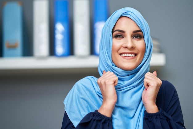 Muslimische Studentin, die in der Bibliothek lernt