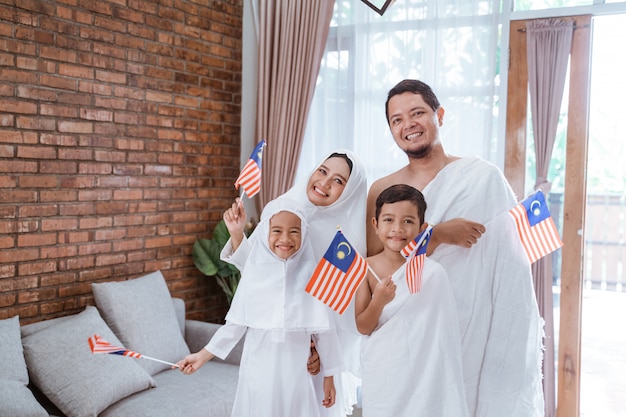 Muslimische Umrah und Hadsch mit malaysischer Flagge