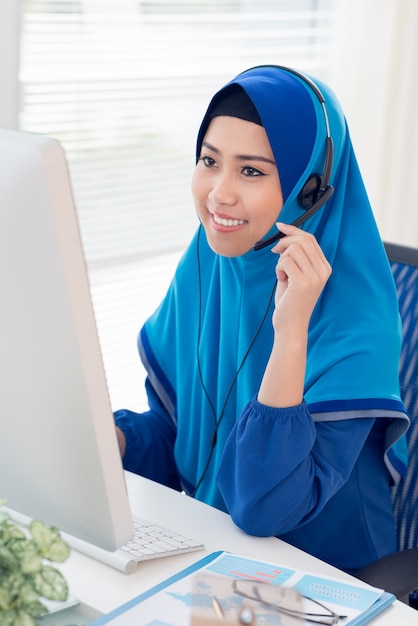 Muslimischer Call-Center-Arbeiter