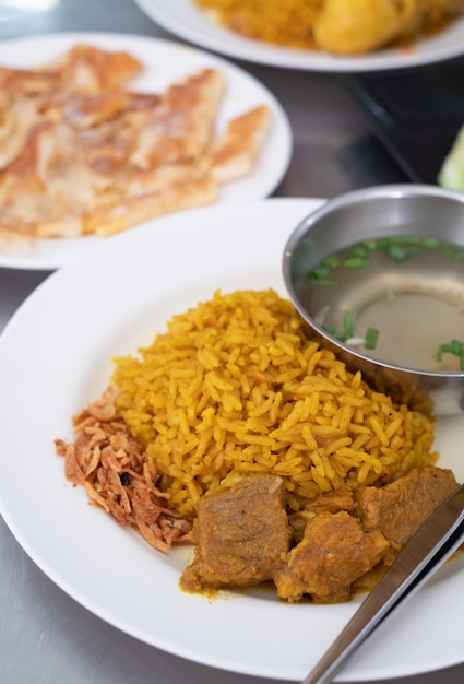 Muslimischer gelber reis mit rindfleisch und roti-hintergrundhalal-lebensmittel im süden von thailand