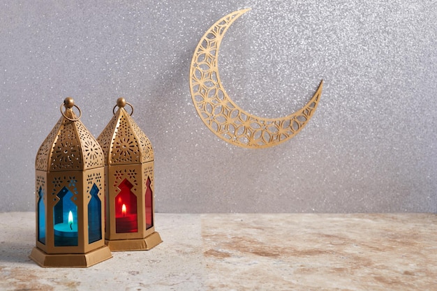 Muslimischer Heiliger Monat Ramadan Kareem Ornamentale arabische Laterne mit brennender Kerze