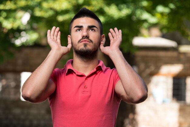 Muslimischer Mann betet im Freien in der Moschee