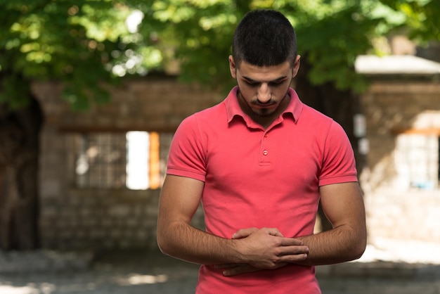 Foto muslimischer mann betet im freien in der moschee